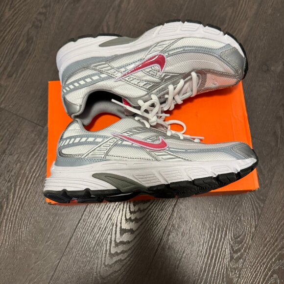 WOMENS NIKE INITIATOR - WHITE/METALLIC SILVER/CHERRY SIZE 7 - Picture 8 of 10